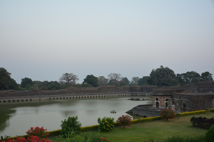 Munja Tank near Jahaz Mahal - Mandu Pictures